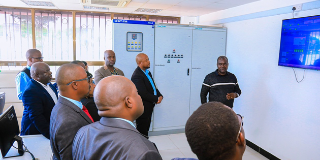 Mkurugenzi wa Usambazaji Maji na Usafi wa Mazingira  DUWASA, Mhandisi Bernard Rugayi akiwapa maelekezo wageni  kutoka Kampuni ya Usambazaji Maji ya Salima Lilongwe (SLWSC) ya nchini Malawi kw