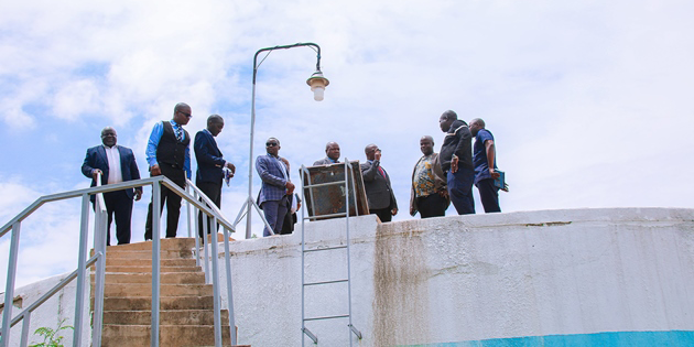 Mkurugenzi wa Usambazaji Maji na Usafi wa Mazingira  DUWASA, Mhandisi Bernard Rugayi akiwapa maelekezo wageni  kutoka Kampuni ya Usambazaji Maji ya Salima Lilongwe (SLWSC) ya nchini Malawi kw