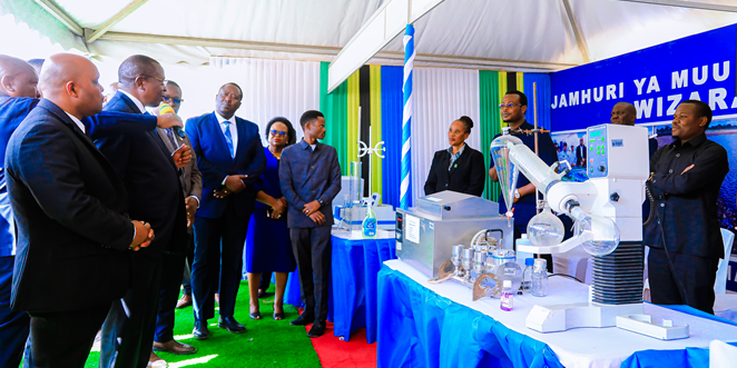 Makamu wa Rais, Dkt. Philip Mpango akitoa maelekezo kwa watendaji wa Wizara ya Maji  alipotembelea banda la Wizara ya Maji katika kilele cha Maadhimisho ya Wiki ya  Mazingira Dunia katika viw