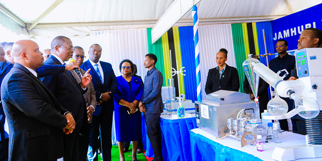 Makamu wa Rais, Dkt. Philip Mpango akitoa maelekezo kwa watendaji wa Wizara ya Maji  alipotembelea banda la Wizara ya Maji katika kilele cha Maadhimisho ya Wiki ya  Mazingira Dunia katika viw
