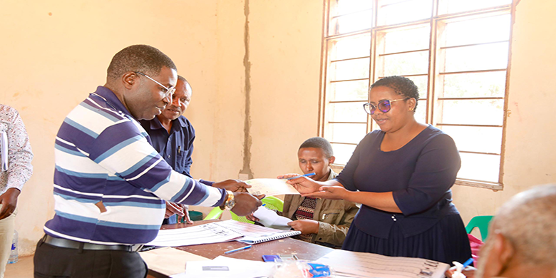 Aliyekuwa Mbunge wa Chato, Dkt. Medard Kalemani (kushoto), akipokea hundi kutoka kwa Muhasibu wa Mamlaka ya Majisafi na Usafi wa Mazingira Dodoma (DUWASA), Getrude Mosha wakati wa zoezi la ul