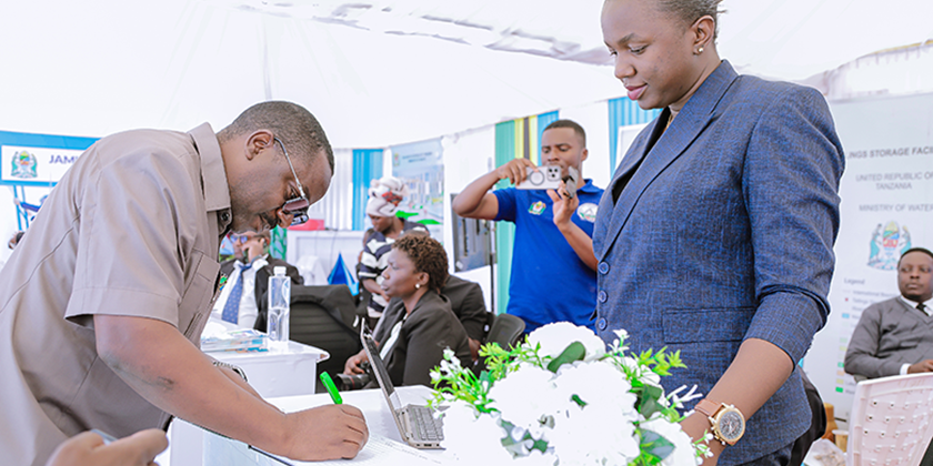 Mkuu wa Wilaya ya Kongwa, Mhe. Mayeka Simon Mayeka, ametembelea katika banda la DUWASA kwenye Maonesho ya Wiki ya Utumishi wa Umma 2026 Viwanja vya Chinangali Park.