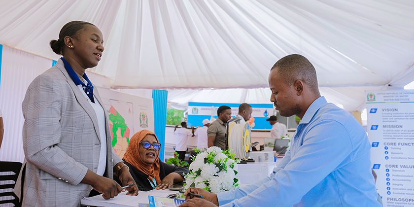 Wananchi  waendelea kupata huduma mbalimbali katika banda la DUWASA kwenye Maonesho ya Wiki ya Utumishi wa Umma 2026 Viwanja vya Chinangali Park.